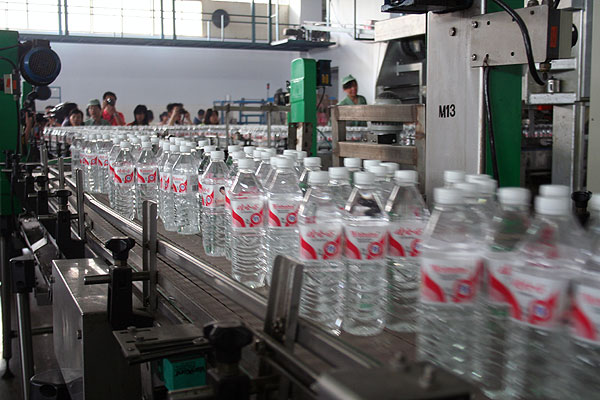 哇哈哈礦泉水生產線