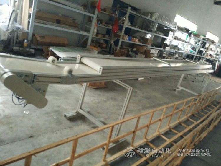 白色PVC流水線帶平臺爬坡輸送線輸送機(jī)