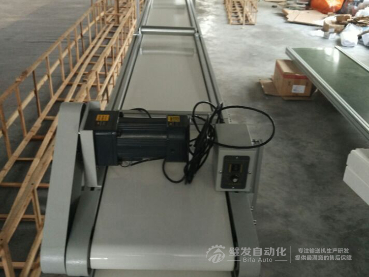 白色PVC流水線帶平臺爬坡輸送線輸送機(jī)