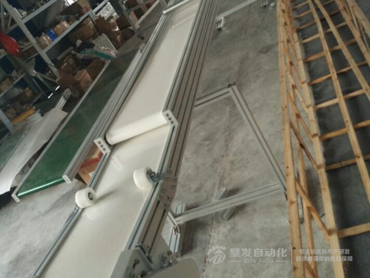 白色PVC流水線帶平臺爬坡輸送線輸送機(jī)