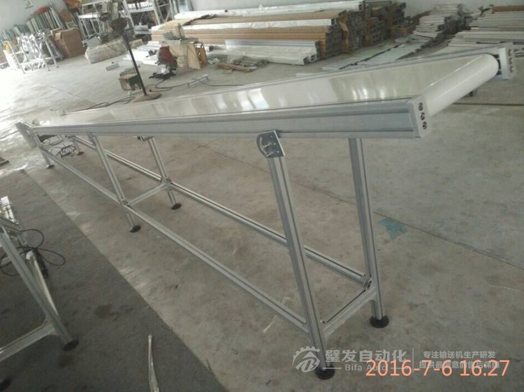 白色PVC流水線帶平臺爬坡輸送線輸送機(jī)