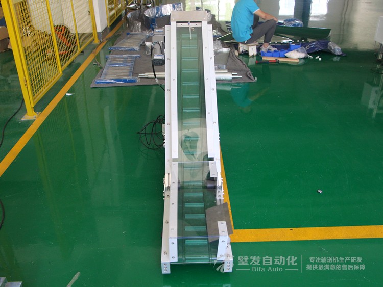 低端加平臺導條擋板上方加透明亞克力護罩爬坡皮帶輸送機