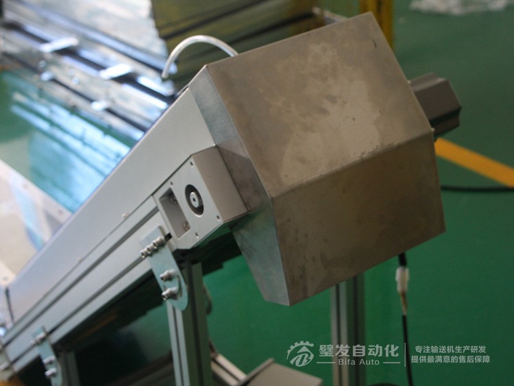 低端加平臺導條擋板上方加透明亞克力護罩爬坡皮帶輸送機