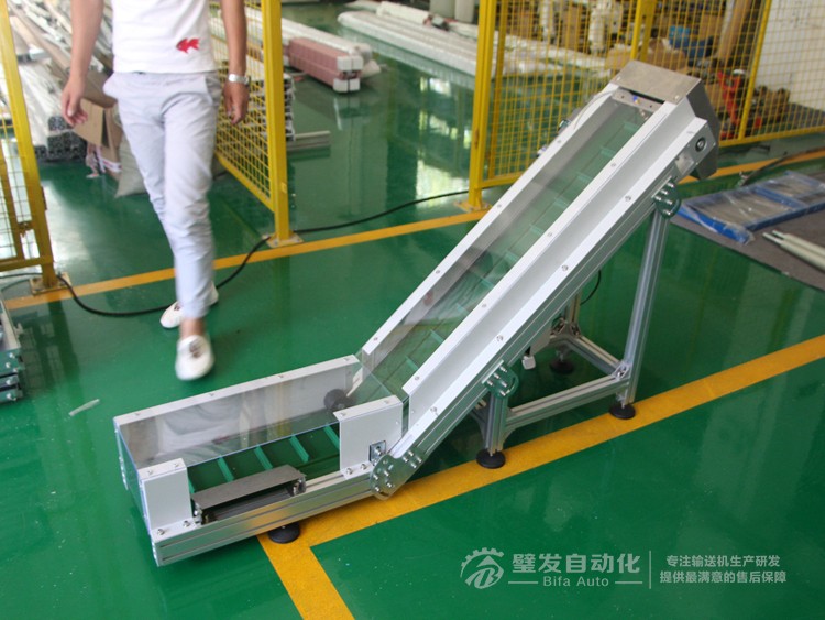 低端加平臺導條擋板上方加透明亞克力護罩爬坡皮帶輸送機