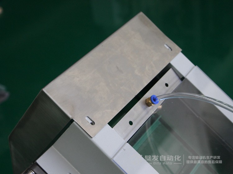 低端加平臺導條擋板上方加透明亞克力護罩爬坡皮帶輸送機